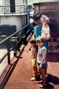 2 Carminha com filhos na balsa da travessia do rio parana 1986