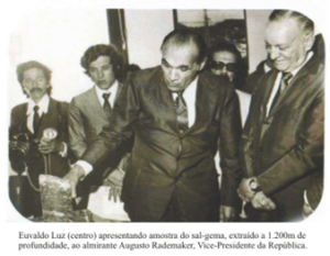 Euvaldo Luz apresentando amostra do sal-gema ao Vice-Presidente da República almirante Augusto Rademaker